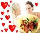annesi ve kırmızı kalpler için bir buket çiçek ile Kız